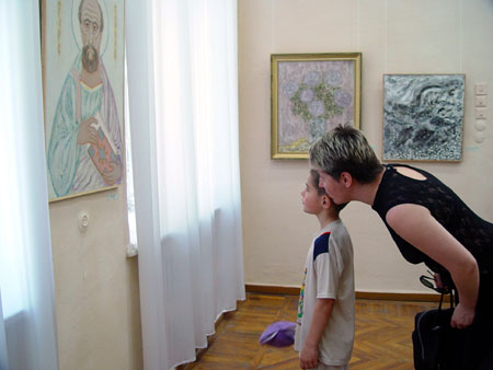Aspects from the inauguration of the personal exhibition "Ada Zevin. Painting and Graphics", Chisinau 2003