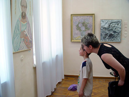 Aspecte de la vernisajul expozitiei personale "Ada Zevin. Pictura si grafica", Chisinau, 2003