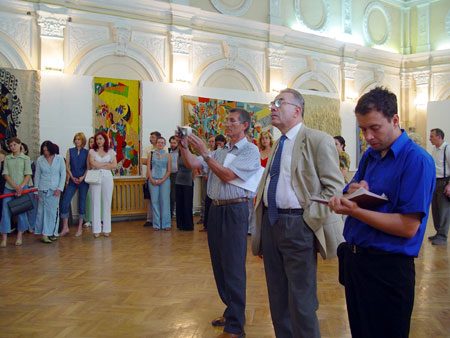 Aspecte de la inaugurarea expozitiei personale "Elena Rotaru - 65 de ani", Chisinau, 2003